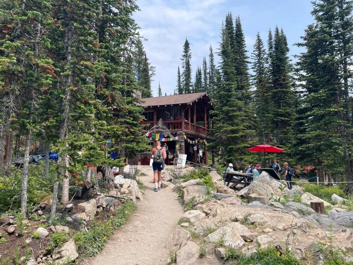 Lake Agnes alpine tea house trail