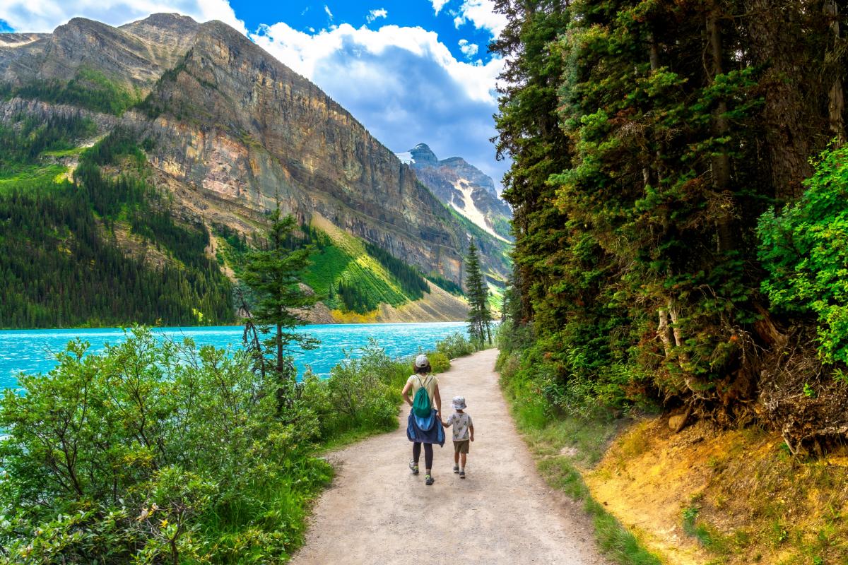 Lake Louise turquoise water trail