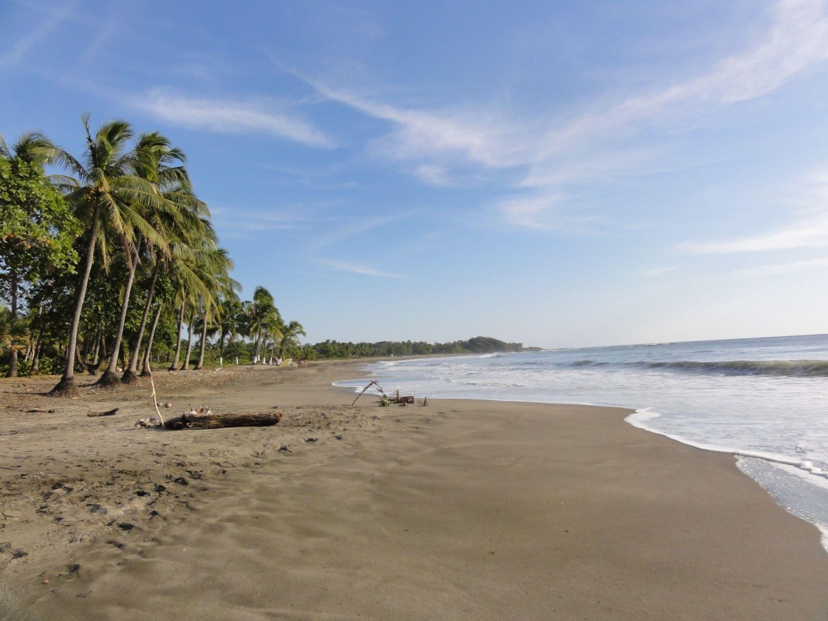 Playa Junquillal quiet coastline