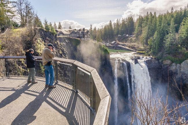 Snoqualmie Falls scenic family view